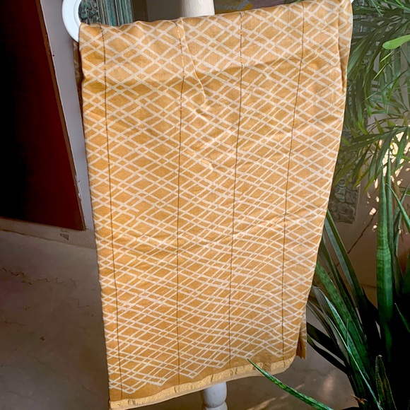 NWOT: ELEGANT BEIGE CHANDERI SAREE WITH GOLDEN BORDER. with unstitched blouse. - Picture 3 of 9